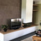 Tv-meubel met geïntegreerde haard en wandplankjes in Zaltbommel door Meubel en Maatwerk